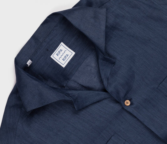 Detail of Ripa Ripa Ischia Linen Shirt - Blu Notte showing collar and label