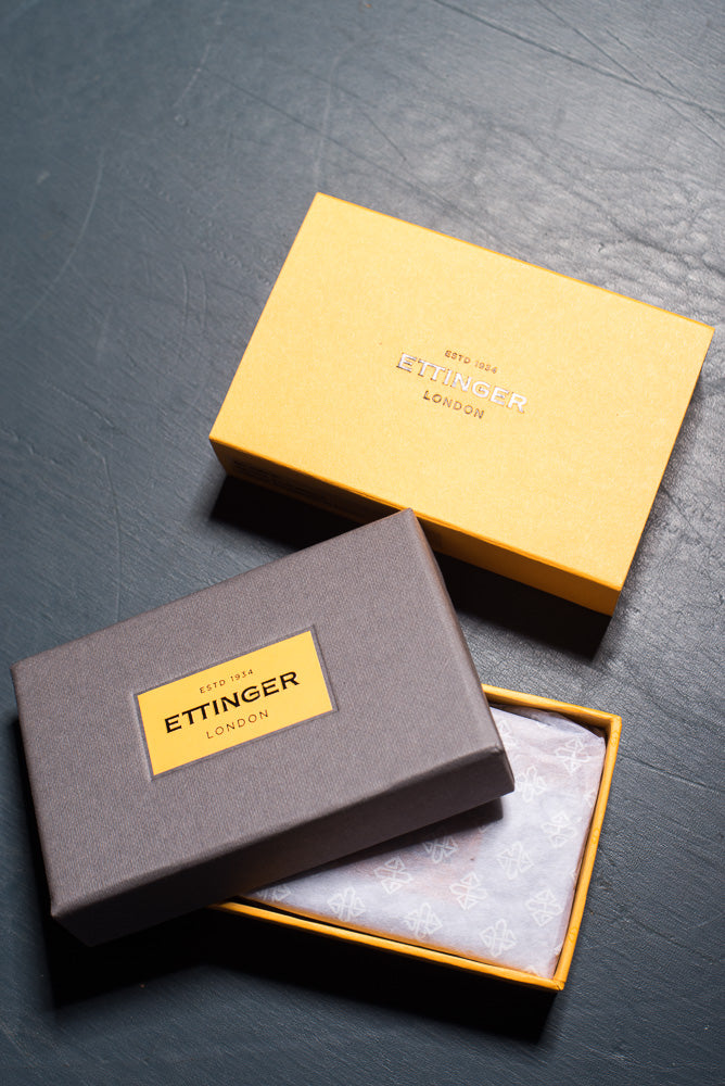 Packaging photo of Ettinger Bridle Hide Flat Credit Card Case in Black