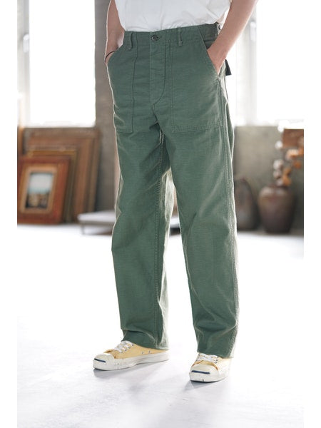 Front view Orslow US Army Fatigue Trousers - Army Green on model