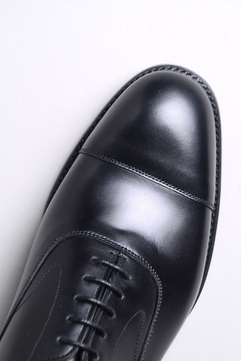 Detail of the toe and laces of Joseph Cheaney Alfred Capped Oxford in Black Calf Leather