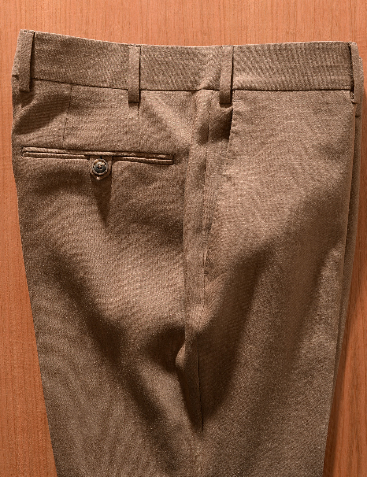 Detail of BKT50 Tailored Trousers in Wool Linen - Sahara showing back pocket, waist, fabric texture